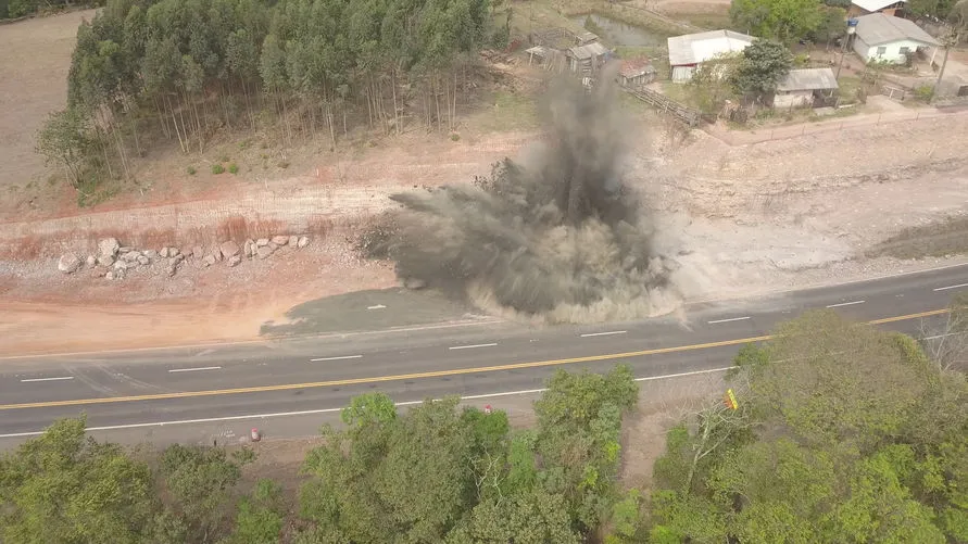 Empresa realiza explosão de rochas na duplicação Apucarana-Ponta Grossa