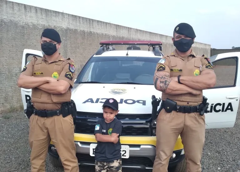 Fã mirim da PM recebe visita de policiais de Arapongas em festa de aniversário