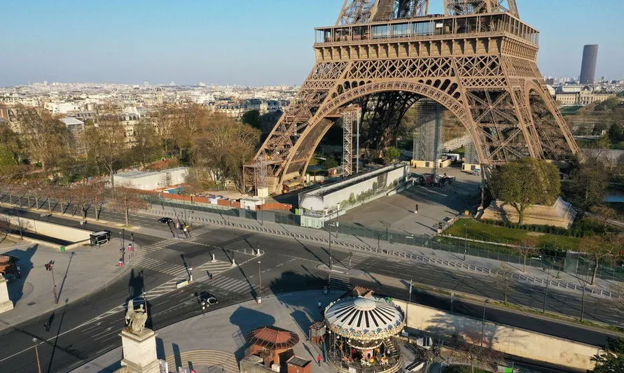 Torre Eiffel é esvaziada em Paris nesta quarta