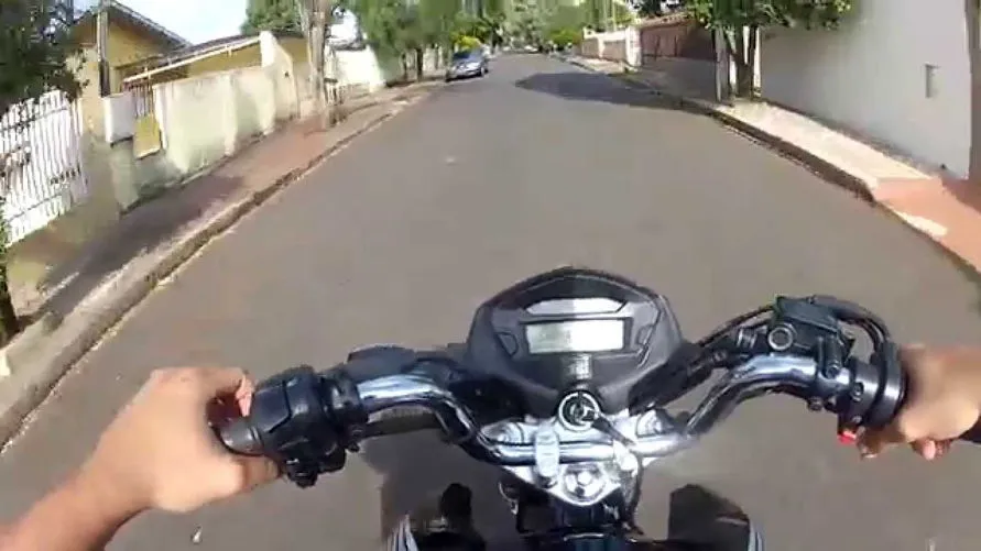 PM de Apucarana flagra homem conduzindo moto sem retrovisores