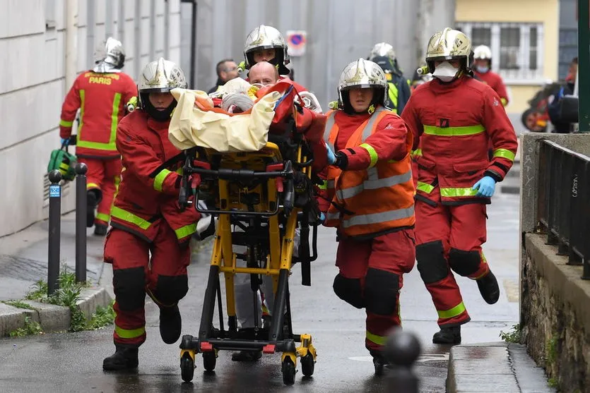 Ataque com faca deixa duas pessoas gravemente feridas na França