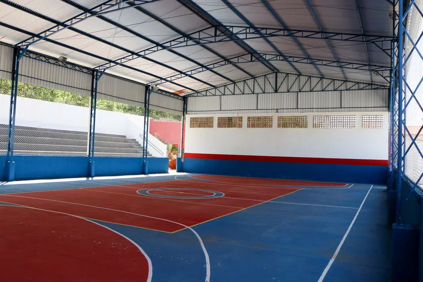 Concluída reforma de quadra esportiva na escola do Jardim Tibagi