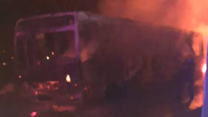 Grupo ateia fogo em ônibus na Zona Norte de Londrina