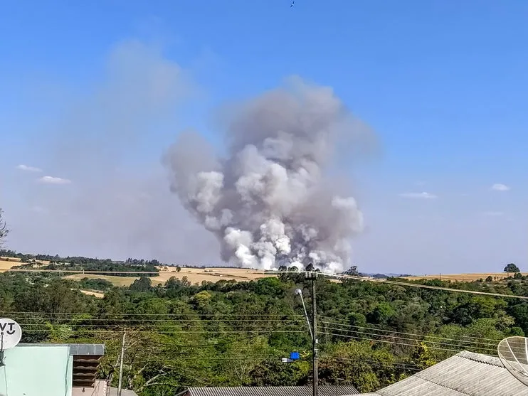 Incêndio de grandes proporções mobiliza bombeiros em Apucarana
