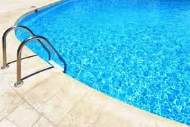 Criança fica gravemente feriada após cair em piscina em Maringá