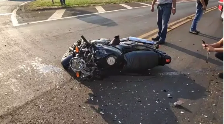 Motociclista fica gravemente ferido após colisão contra caminhão em Jandaia
