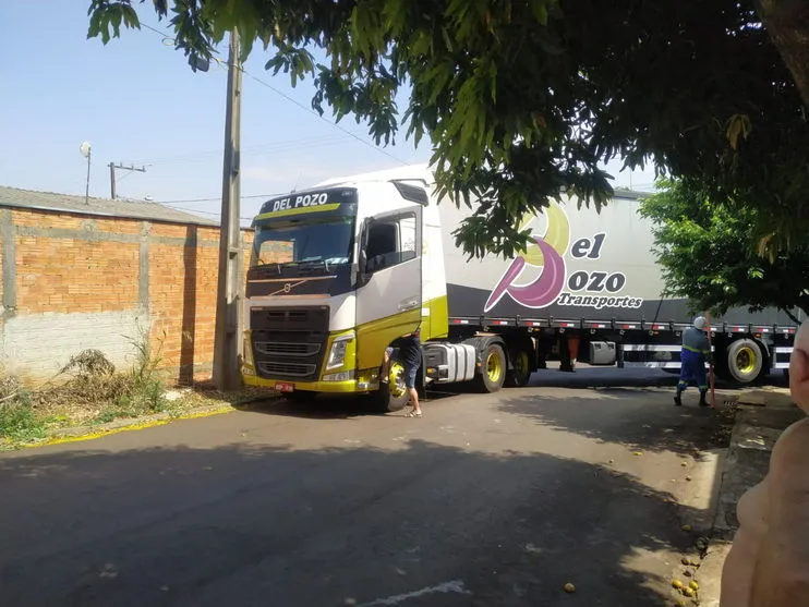 Carreta danifica fios da rede elétrica na Vila Reis em Apucarana