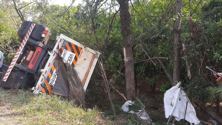 Caminhão carregado com adubo tomba no Contorno Norte, de Apucarana; assista
