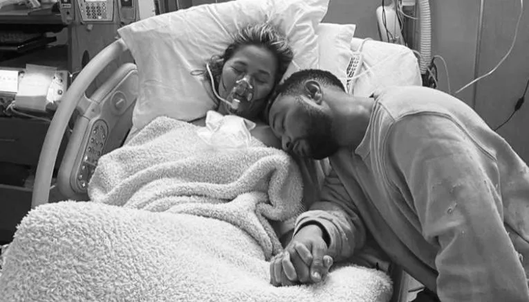 Bebê de John Legend e Chrissy Teigen morre após o parto