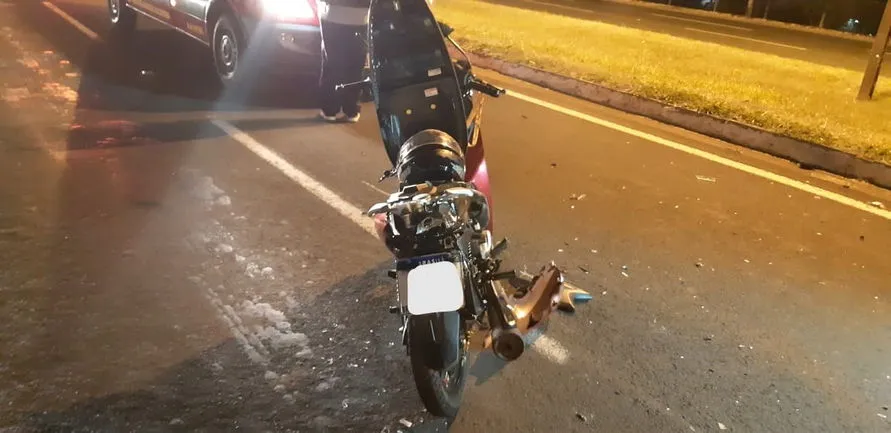 Motociclista morre após colidir com carro e caminhão em Londrina