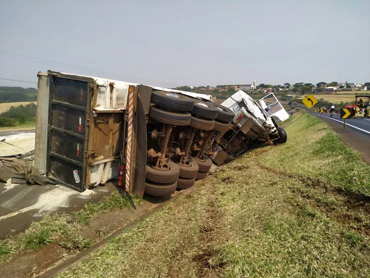 Caminhão tomba na BR-376 próximo do Pirapó em Apucarana