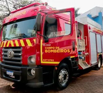 Moradora de Apucarana é atendida pelos bombeiros após cair da motocicleta