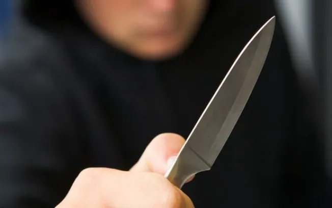 Homem é preso após ameaçar matar familiares com faca em Apucarana