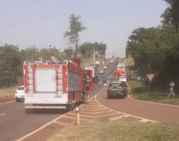 Ambulância do Siate é atingida por caminhão durante atendimento na BR-369