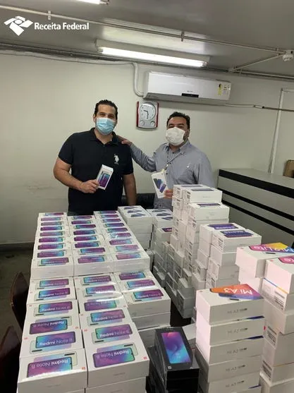 Receita Federal doa 500 celulares para alunos prejudicados pela pandemia