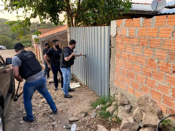 Operação contra o tráfico de drogas prende oito pessoas nos Campos Gerais