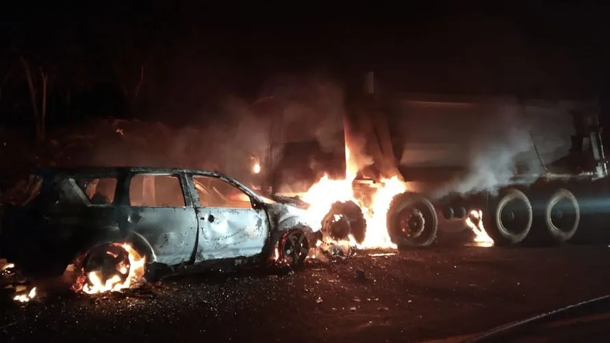 Após colisão, automóvel e caminhão pegam fogo em Londrina