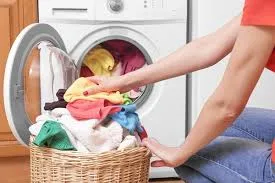 Mulher vai lavar roupa e encontra estranho dormindo na lavanderia