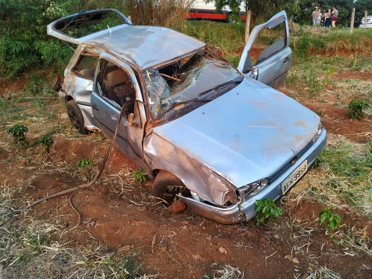 Motorista sofre ferimentos após capotar o carro em Apucarana