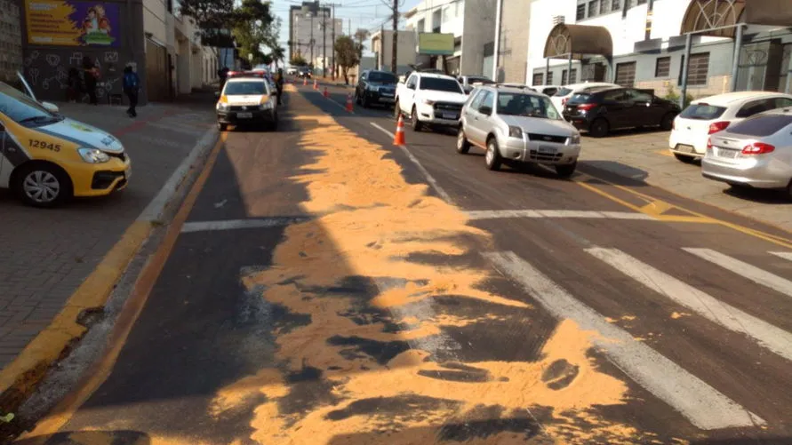 Derramamento de óleo causa queda de moto no centro de Apucarana