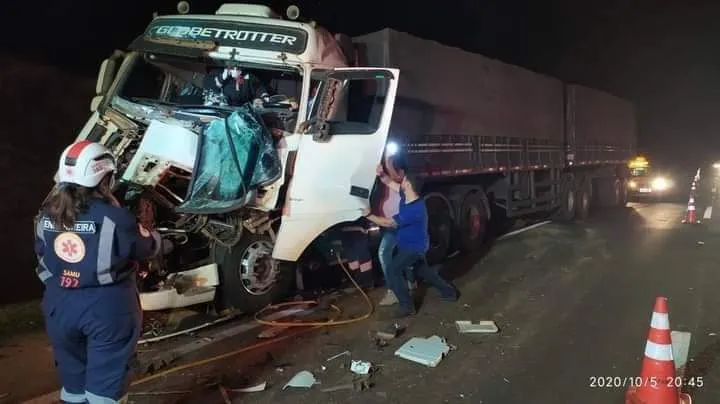 Caminhoneiro fica gravemente ferido após acidente na PR-444 em Arapongas