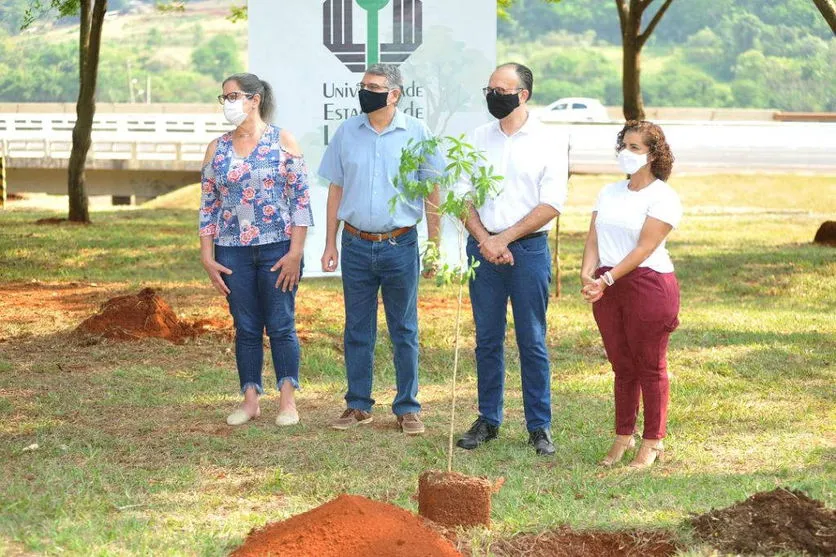 UEL faz homenagem a profissionais de saúde e pacientes