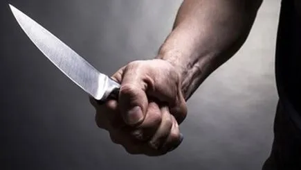 Adolescente machuca a mão do padrasto com uma faca em Arapongas
