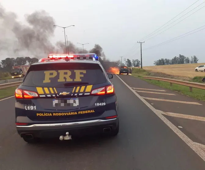 Caminhonete em chamas interrompe tráfego na BR 369; assista