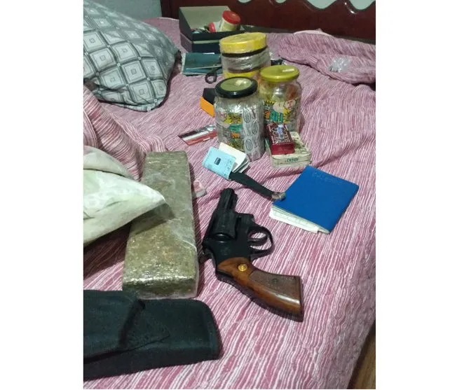 PM de Apucarana apreende maconha e arma; pai é detido no lugar do filho