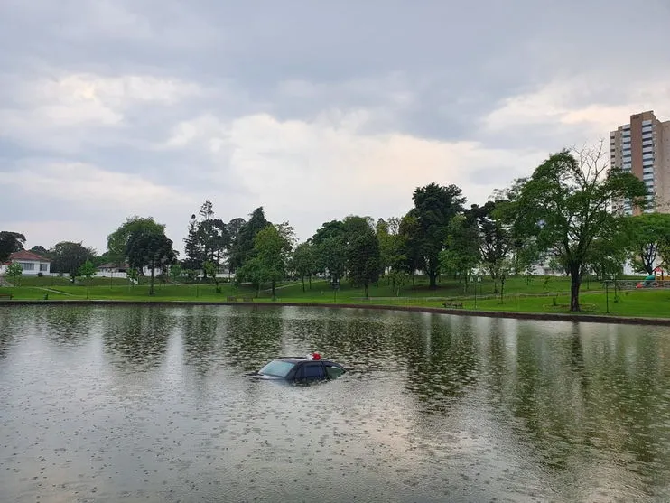 Veículo cai em lago após motorista embriagado perder o controle da direção
