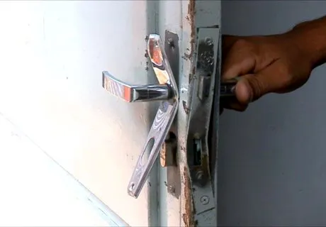 Morador flagra homem furtando objetos de residência em Jandaia do Sul