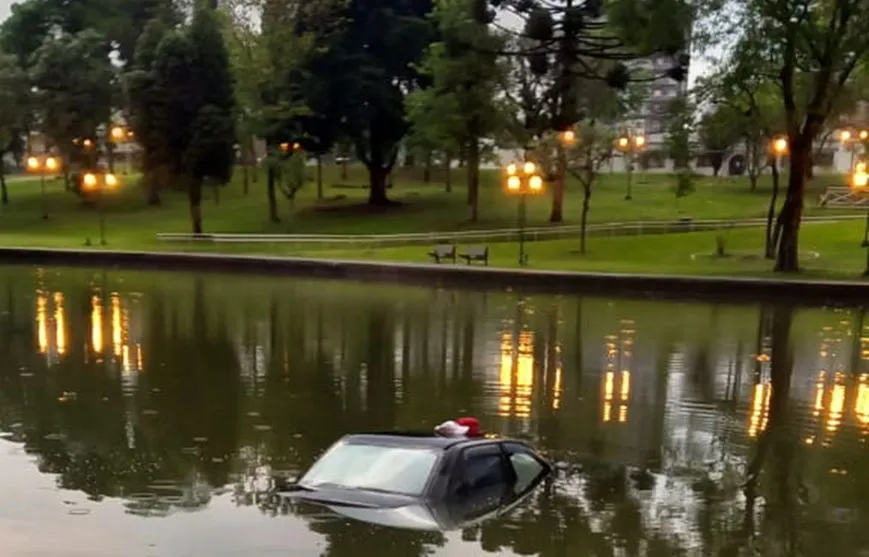 Motorista sem CNH e embriagado cai com carro dentro de lagoa em Guarapuava