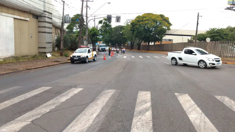 Fio de alta tenção se rompe na Avenida Governador Roberto da Silveira