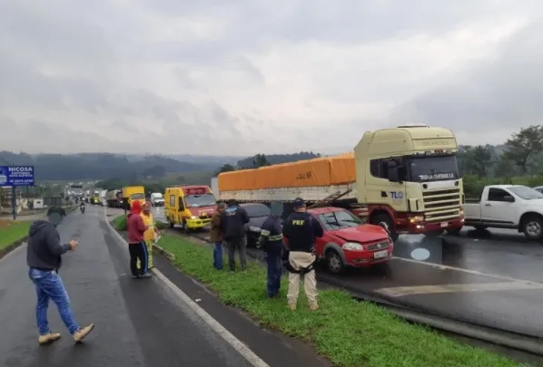 Engavetamento envolve seis carros na BR-376 em Ponta Grossa