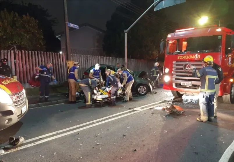 Jovem morre após bater carro na traseira de ônibus em Curitiba
