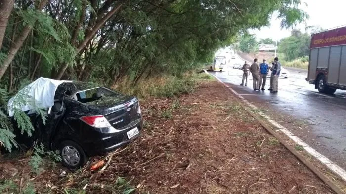 Homem morre após bater em arvore em Londrina