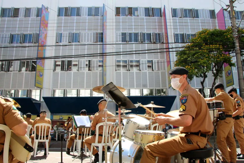 Banda da PM se apresenta no Hospital Pequeno Príncipe