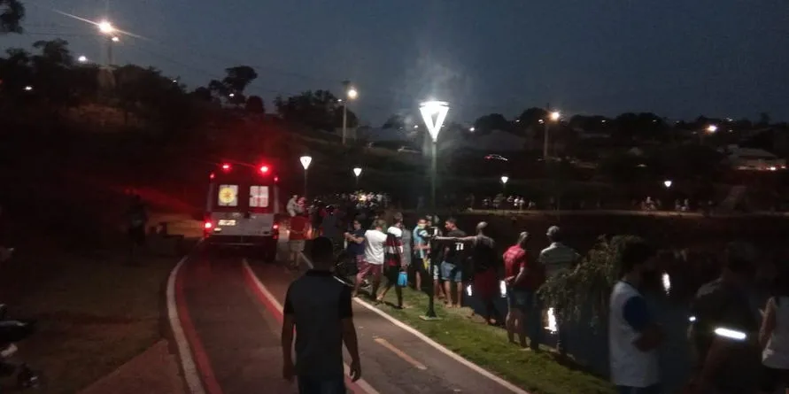 Bombeiros retiraram a mulher do lago