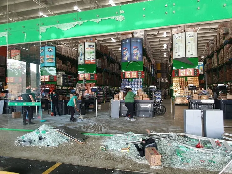 Assaltantes invadem supermercado em Almirante Tamandaré