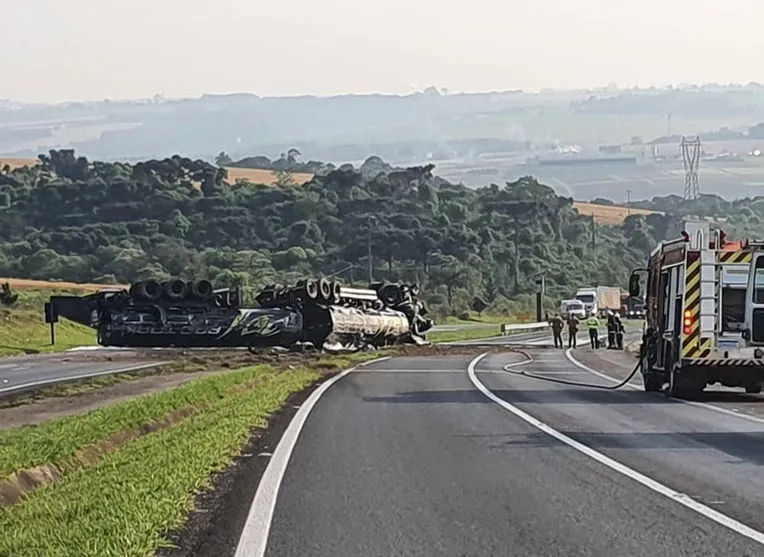 Caminhão com 50 mil litros de combustível tomba na PR-151; há risco de explosão