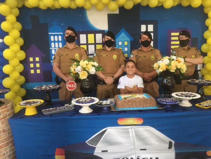 PMs de Arapongas participam de aniversário de garoto fã da polícia