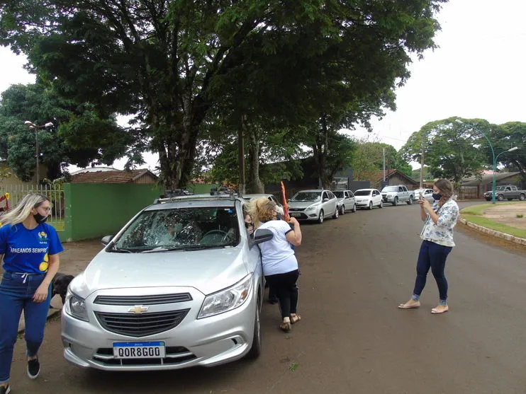 Sabáudia comemora Dia do Professor com Drive Thru