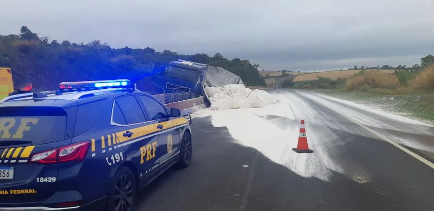 Caminhão carregado com calcário tomba na BR-376 em Marilândia do Sul