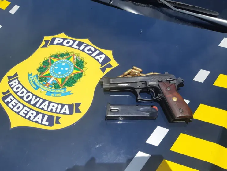 PRF prende homem com pistola carregada em Campo Mourão