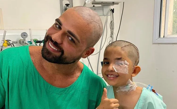Apoio: médico deixa criança que teve tumor no cérebro raspar cabelo dele