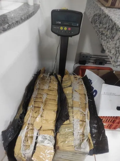 PRF apreende mais de 40 Kg de maconha em Mandaguari