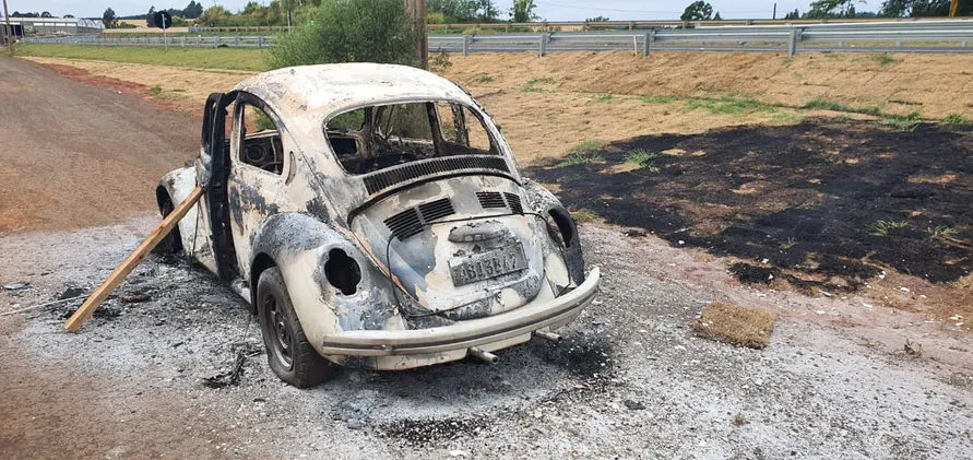 Fusca fica destruído após incêndio em Mauá da Serra