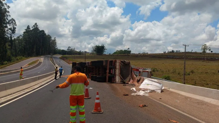 Caminhão carregado de adubo orgânico tomba no Contorno Sul, em Apucarana; assista