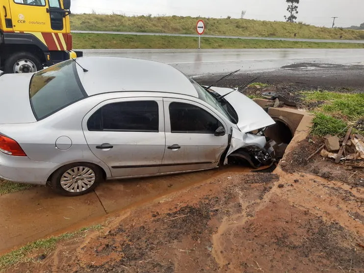 Carro de Apucarana se envolve em acidente na BR-376 em Mauá da Serra