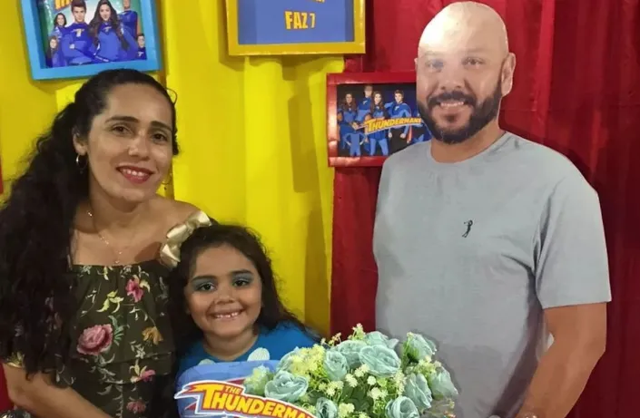 Menina que perdeu pai em acidente pede foto em tamanho real para festejar aniversário